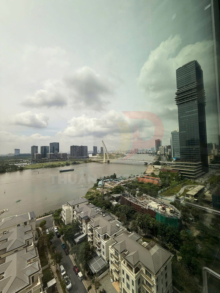 View căn hộ cao cấp ven sông Sài Gòn nhìn ra cầu Thủ Thiêm 2 và các tòa nhà văn phòng hiện đại