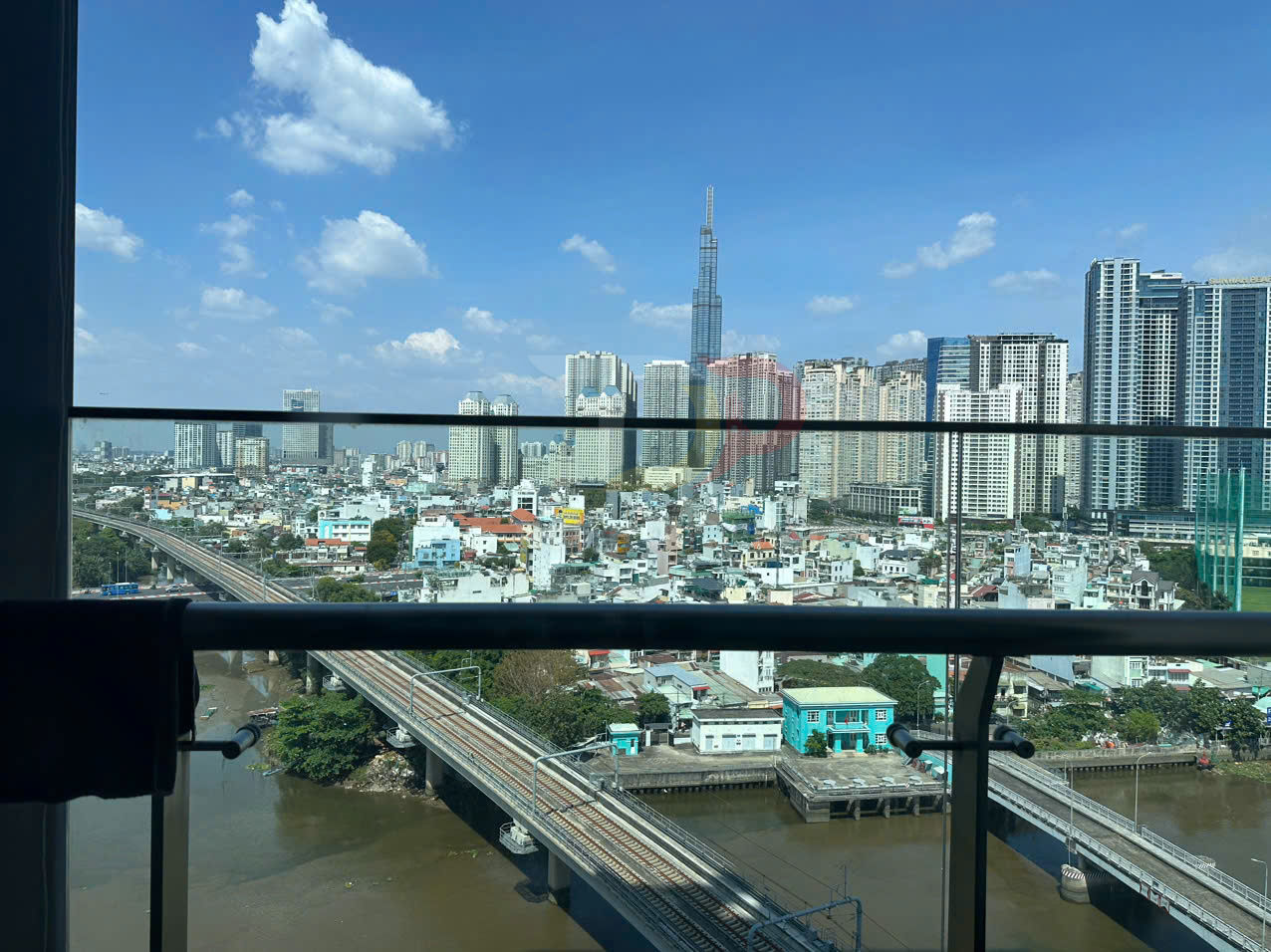 Cho Thuê Căn Hộ Vinhomes Golden River Aqua 4 Hai Phòng Ngủ View Sông Trực Diện Landmark 81 Giá 35 Triệu Đồng Mỗi Tháng
