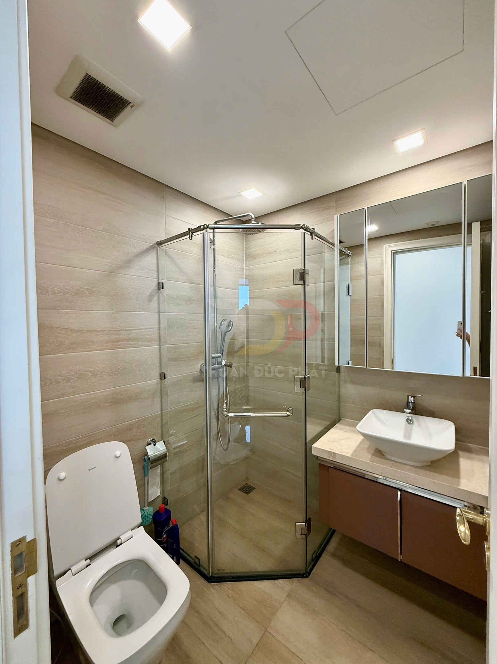 Cho Thuê Căn Hộ Aqua 2 Vinhomes Golden River 4 Phòng Ngủ 159m2 Nội Thất Đẹp View Sông Giá 85 Triệu Mỗi Tháng