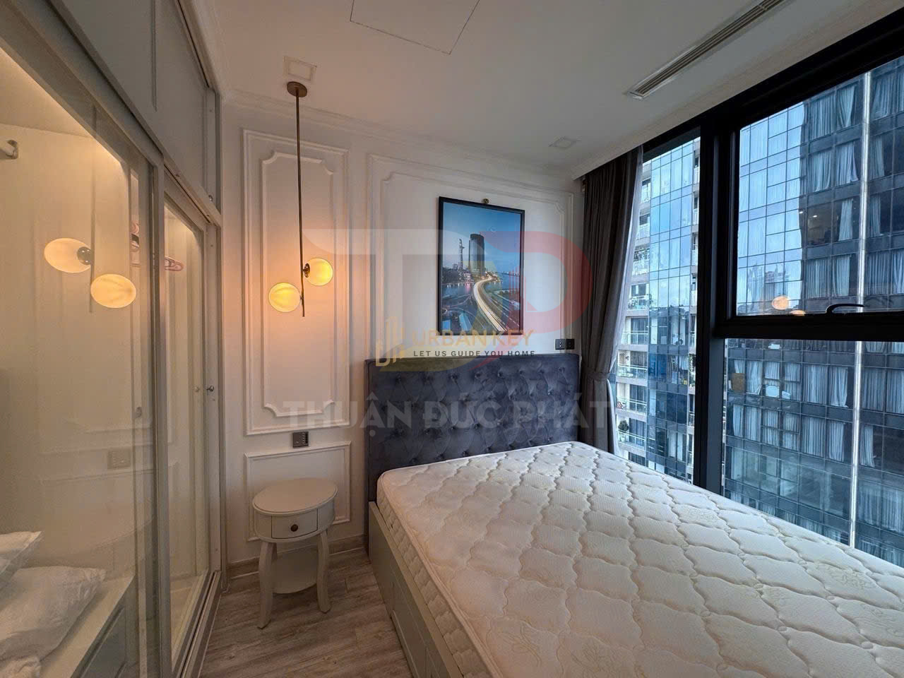 Cho Thuê Căn Hộ Vinhomes Golden River Lux 6 Hai Phòng Ngủ Full Nội Thất, View Thành Phố Và Nội Khu A1, Giá 33 Triệu Đồng
