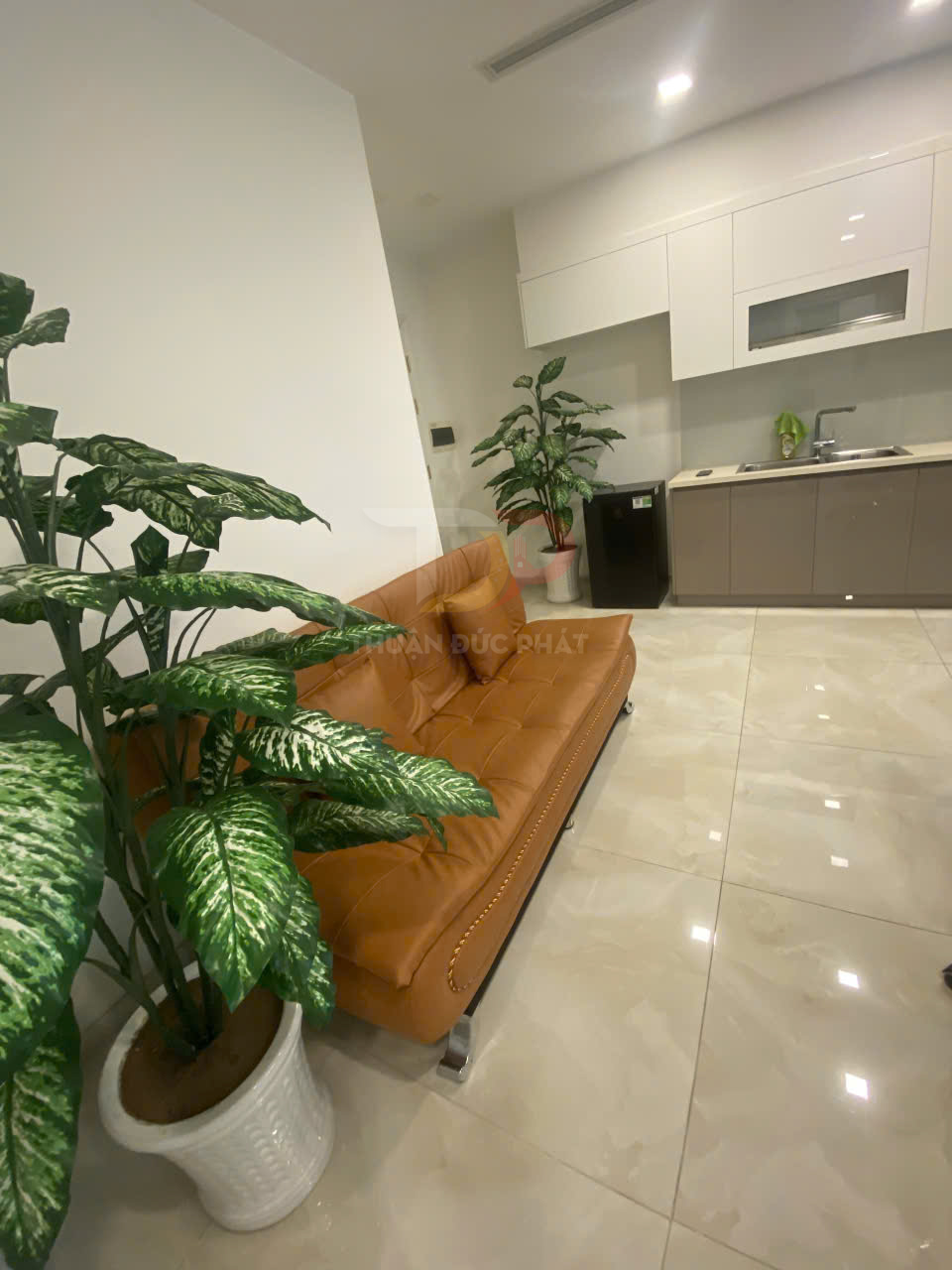 Cho Thuê Căn Hộ Vinhomes Golden River Lux 6 Full Nội Thất Setup Văn Phòng 1 Phòng Ngủ View Nội Khu Giá 26 Triệu Net