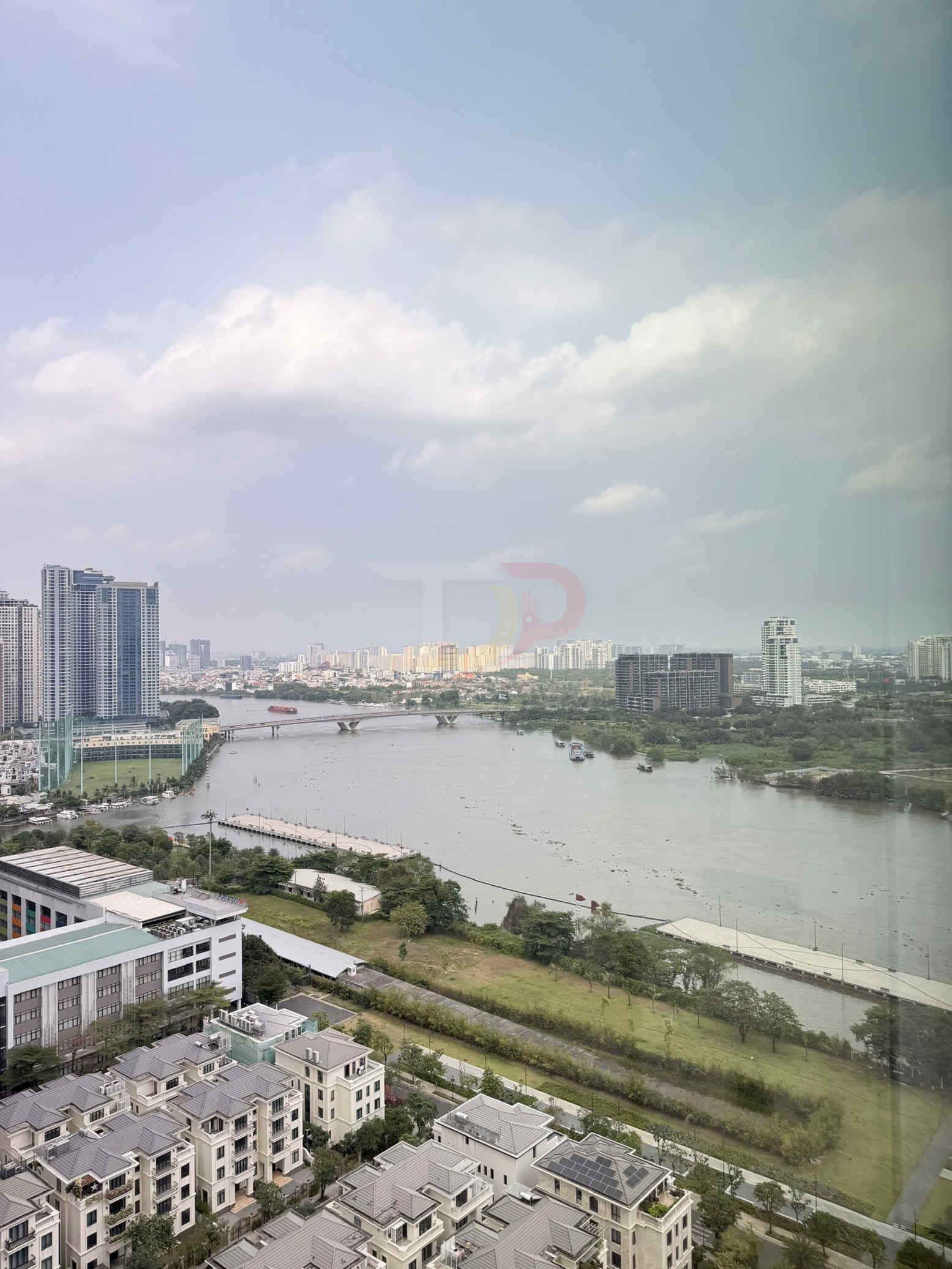 View căn hộ cao cấp ven sông với khu biệt thự, tòa nhà cao tầng và cây xanh trong thành phố