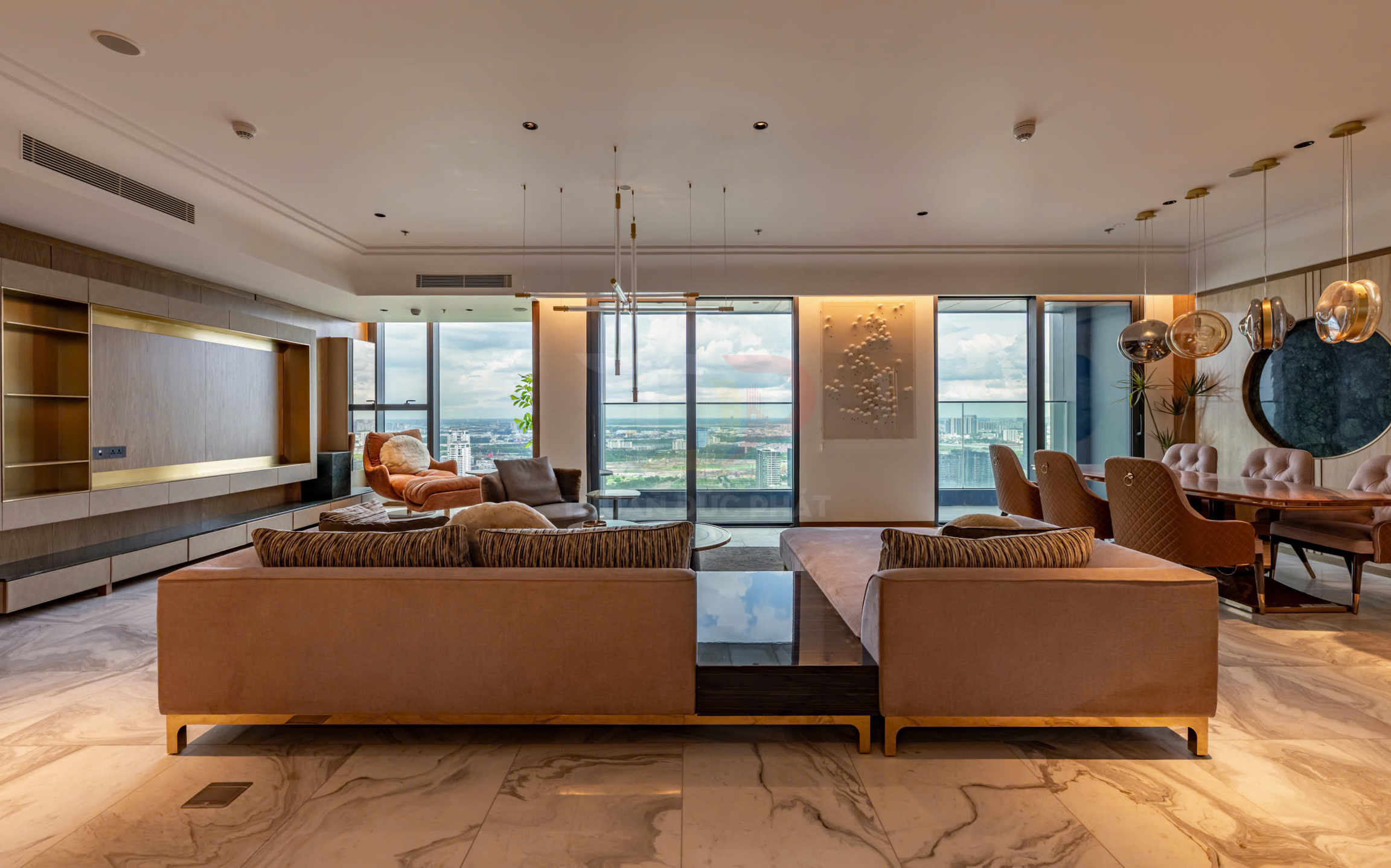 Phòng khách căn hộ cao cấp với sofa lớn, bàn gỗ, đèn trang trí hiện đại và cửa kính nhìn ra thành phố