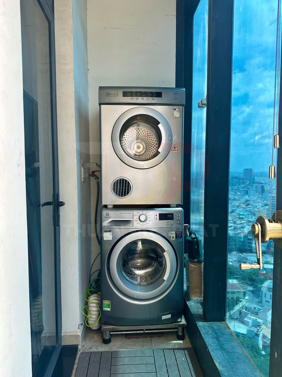 Máy giặt và máy sấy Electrolux xếp chồng đặt ở ban công căn hộ cao tầng