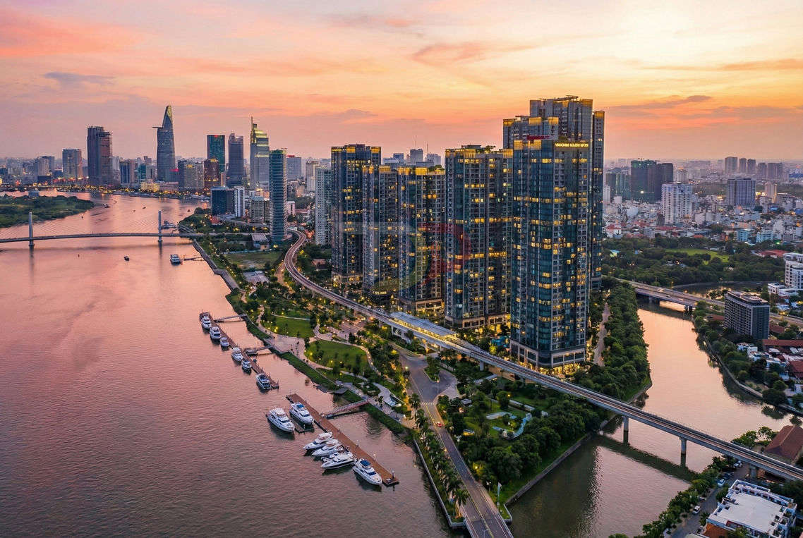 Khu căn hộ cao cấp ven sông với bến du thuyền và công viên xanh giữa trung tâm thành phố lúc hoàng hôn