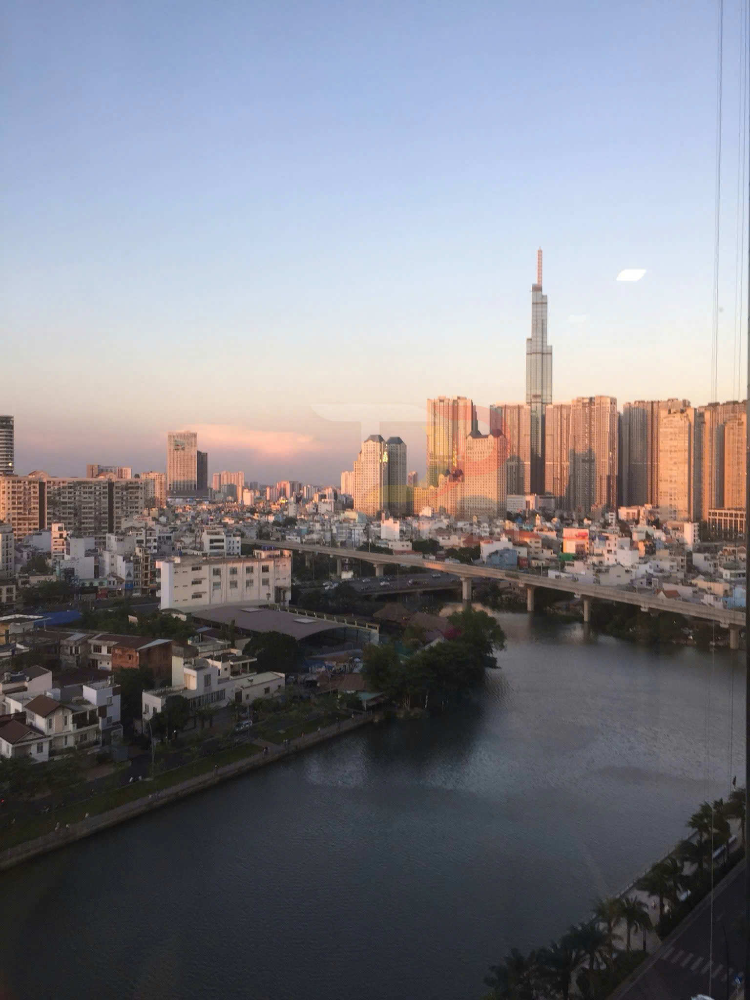 Cho thuê căn hộ Vinhomes Golden River Aqua 1 full nội thất 2 phòng ngủ 83m2 view thành phố và Landmark 81 giá 44 triệu bao thuế