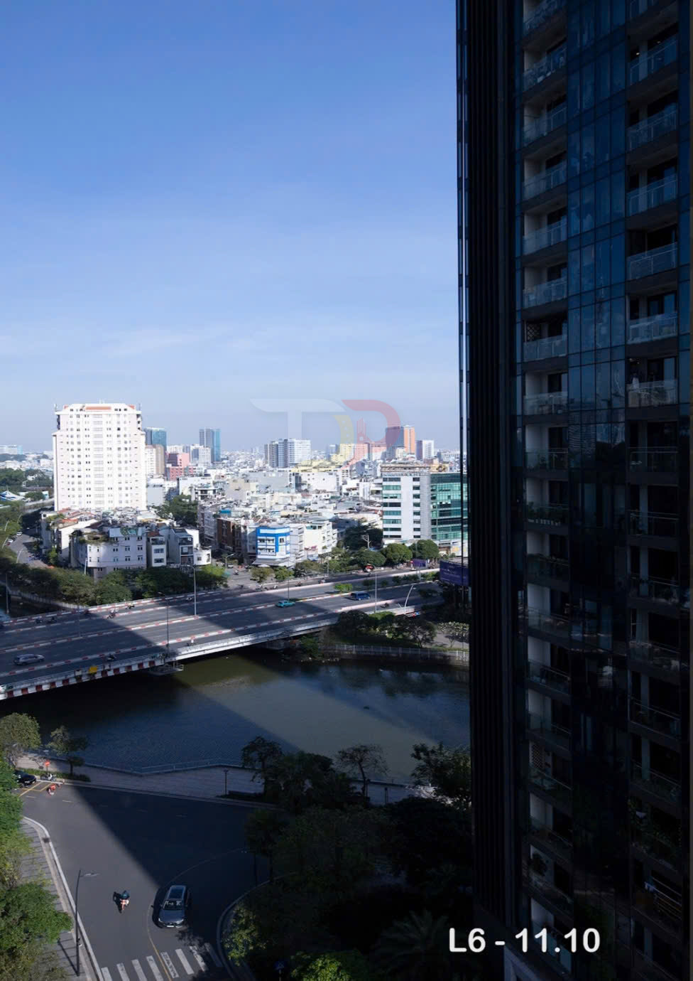 View từ căn hộ chung cư cao tầng nhìn ra sông, cầu và khu trung tâm thành phố ban ngày