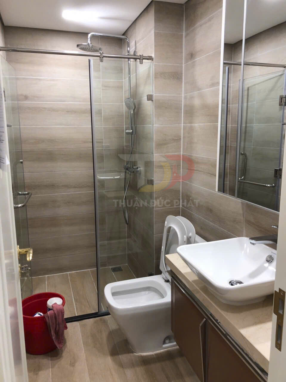 Cho thuê căn hộ Vinhomes Golden River Aqua 1 full nội thất 2 phòng ngủ 83m2 view thành phố và Landmark 81 giá 44 triệu bao thuế