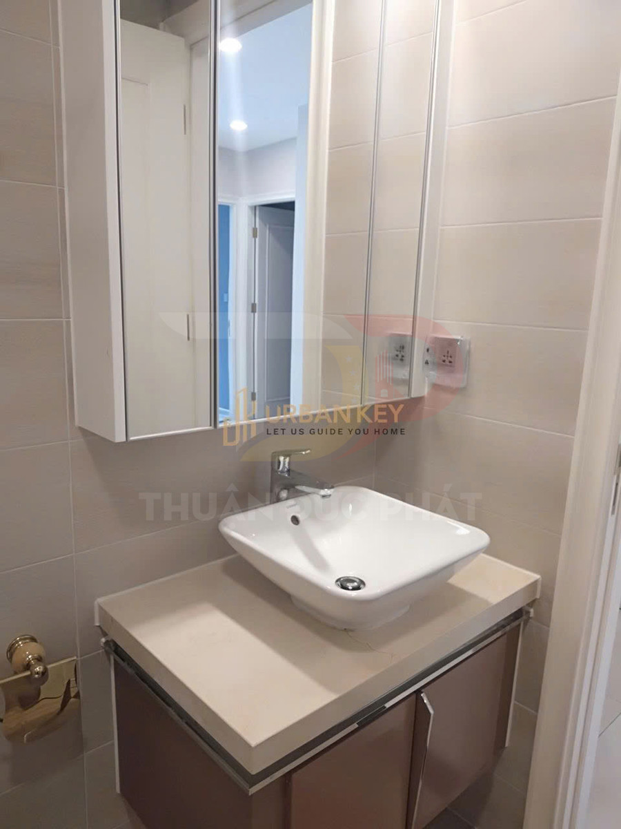 Lavabo sứ vuông đặt bàn với vòi nước inox và tủ gương treo tường trong phòng tắm hiện đại