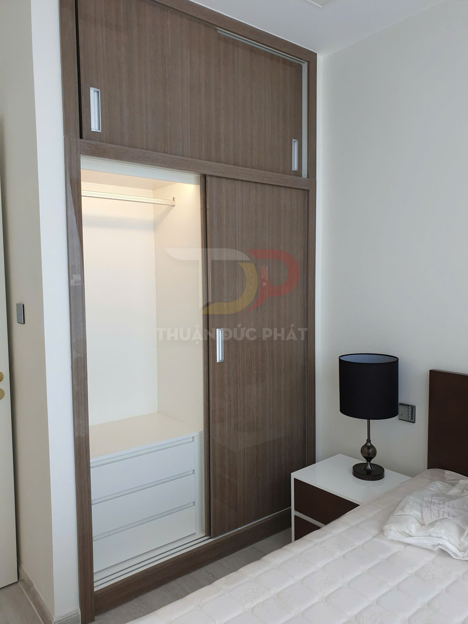 Tủ quần áo gỗ cửa lùa âm tường màu nâu trong phòng ngủ hiện đại có giường và tủ đầu giường