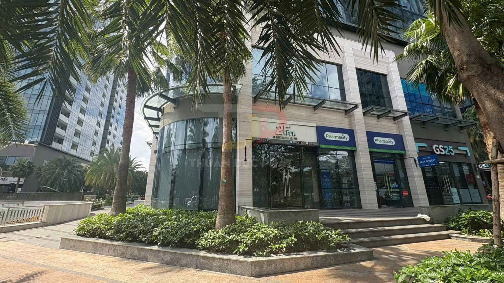 Cho Thuê Shophouse Vinhomes Golden River (Vinhomes Ba Son) Tòa Aqua 3 Lô Góc Kính Cong Hiện Đại