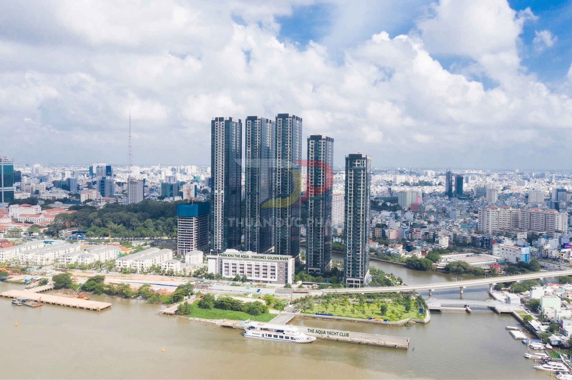 Khu căn hộ cao cấp Vinhomes Golden River bên sông Sài Gòn nhìn từ trên cao