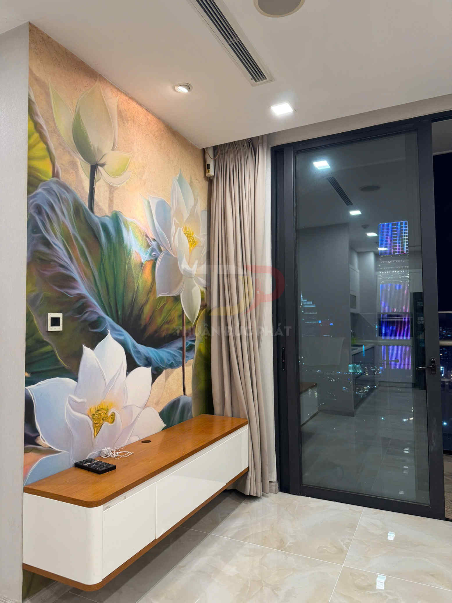 Kệ tivi treo tường gỗ công nghiệp hiện đại cạnh cửa kính lớn trong phòng khách căn hộ