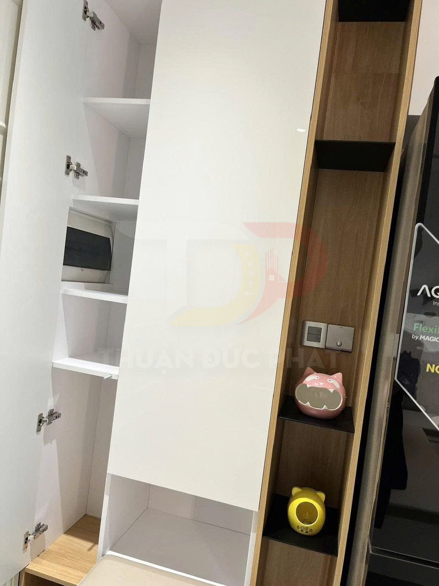 Tủ bếp gỗ hiện đại màu trắng kết hợp vân gỗ với nhiều ngăn chứa và kệ trang trí cạnh tủ lạnh