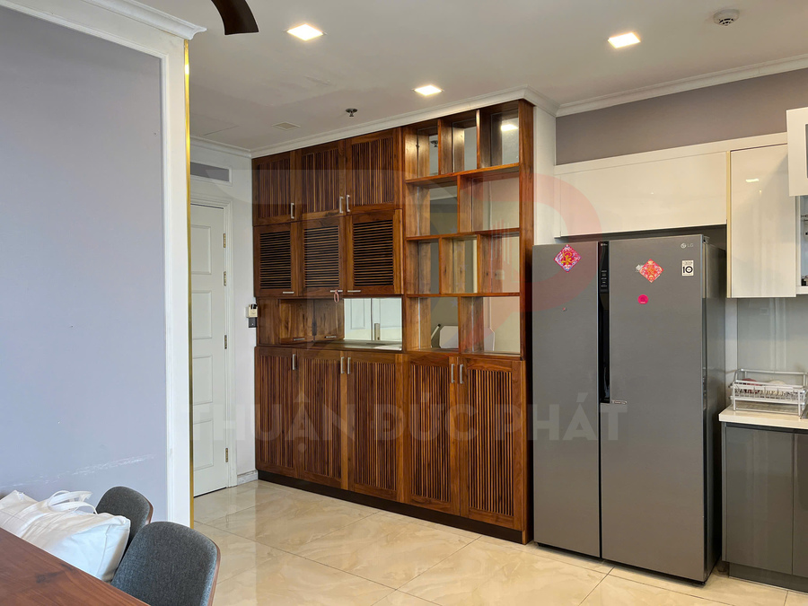 Tủ bếp gỗ cao kịch trần cạnh tủ lạnh LG hai cánh trong không gian bếp hiện đại