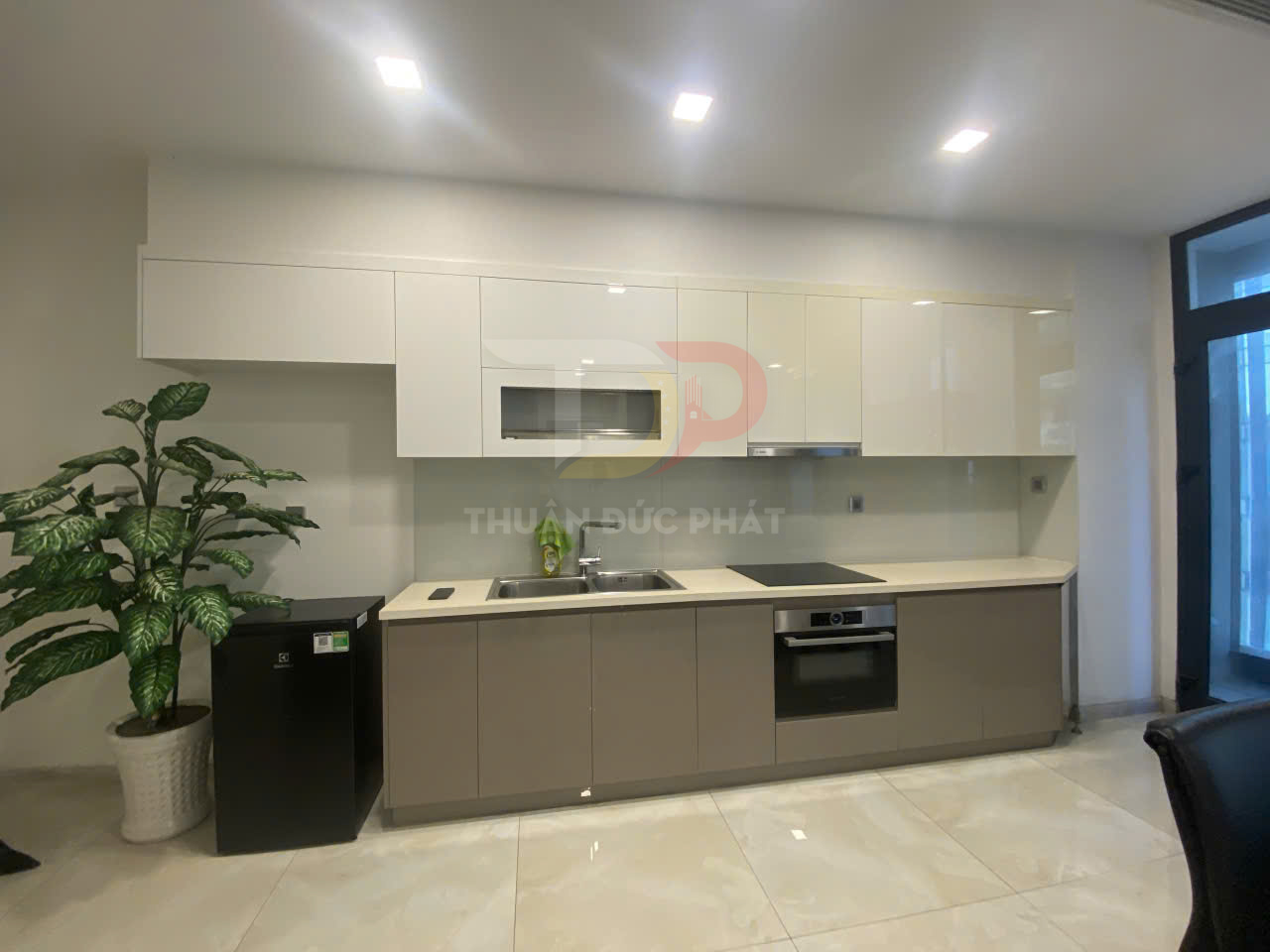 Cho Thuê Căn Hộ Vinhomes Golden River Lux 6 Full Nội Thất Setup Văn Phòng 1 Phòng Ngủ View Nội Khu Giá 26 Triệu Net