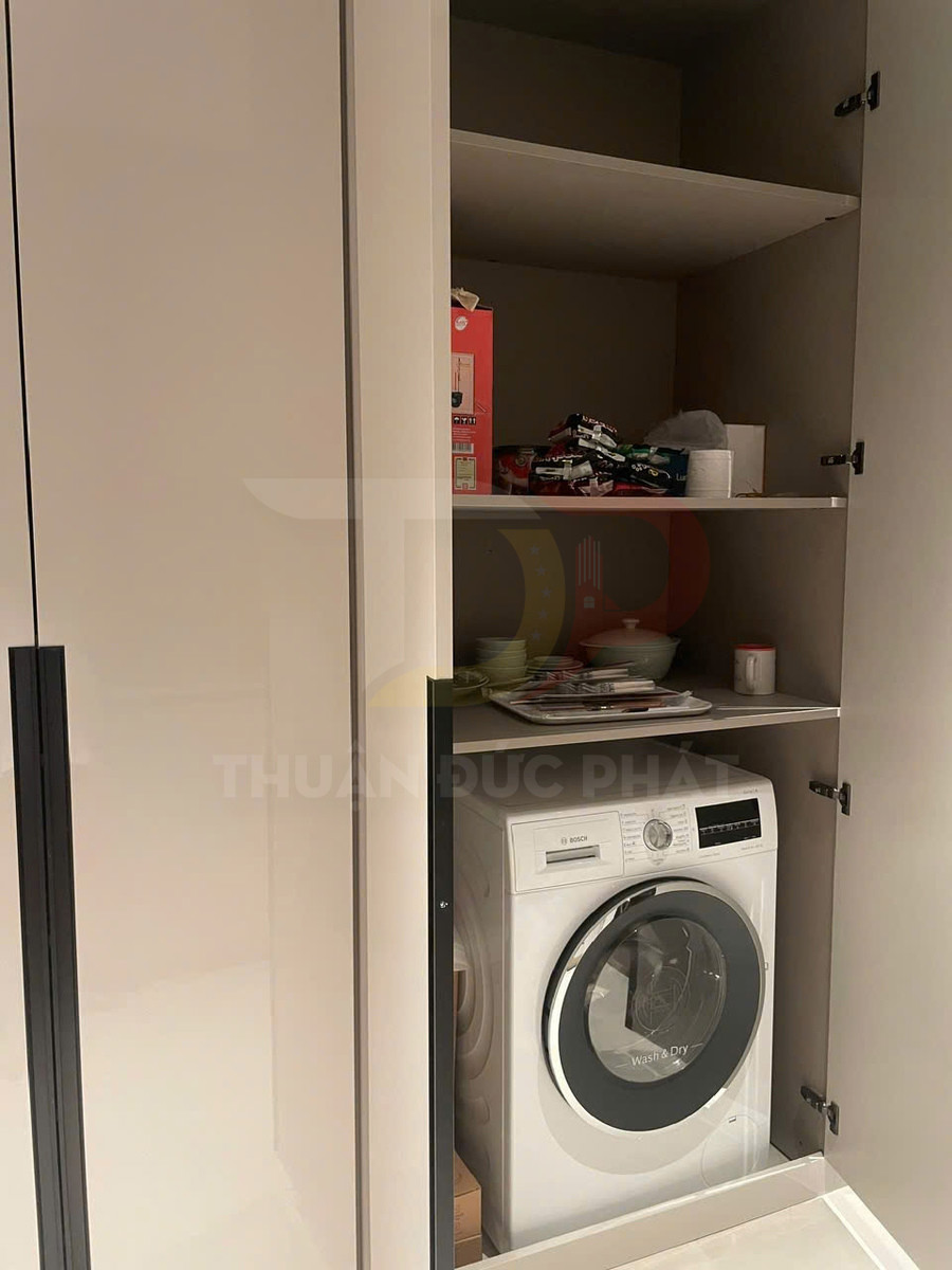Máy giặt Bosch cửa trước đặt âm trong tủ gỗ kèm kệ chứa đồ gia dụng