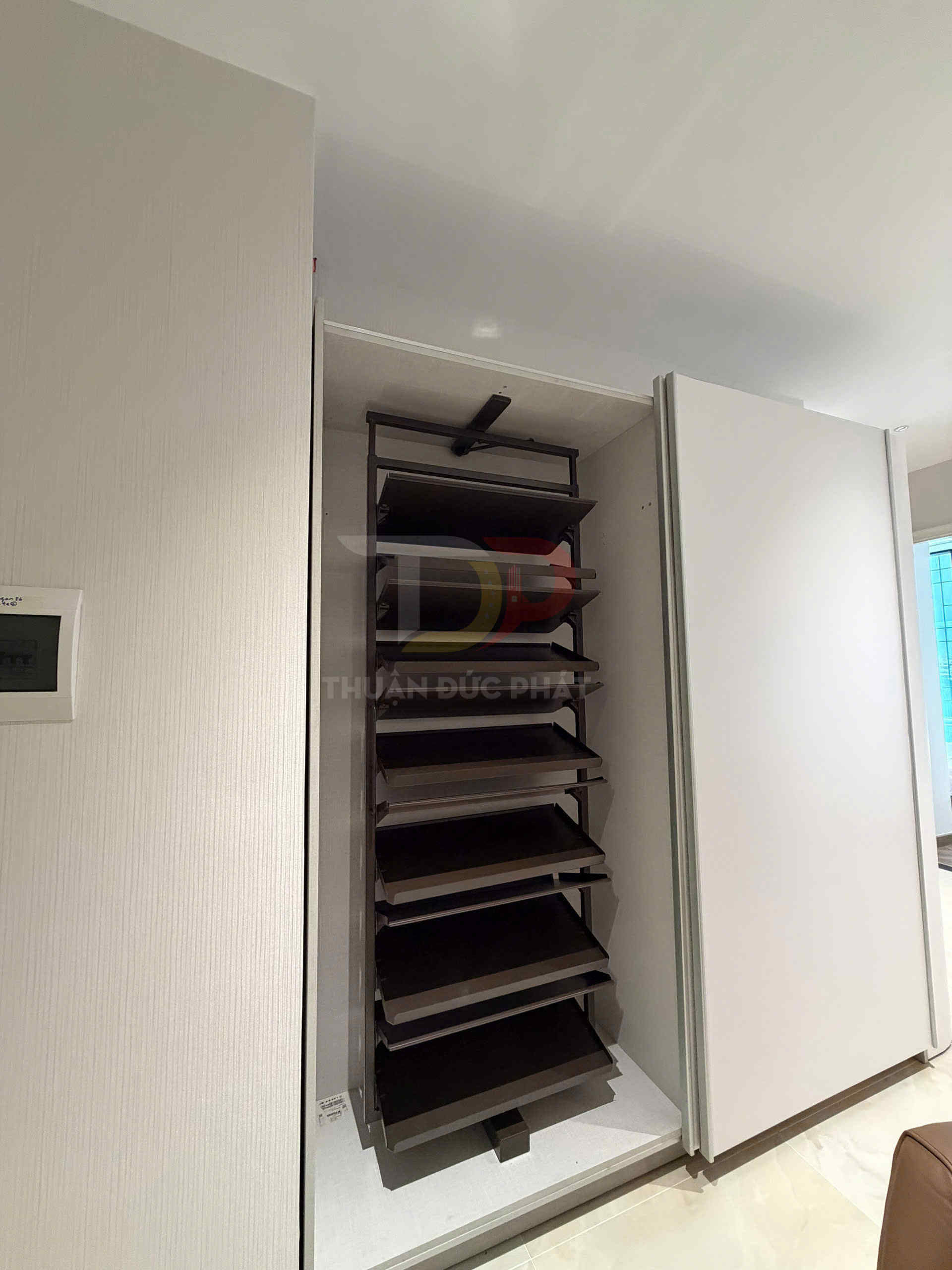 Cho Thuê Căn Hộ Vinhomes Golden River Lux 6, 2 Phòng Ngủ, Full Nội Thất, View Nội Khu Về A1