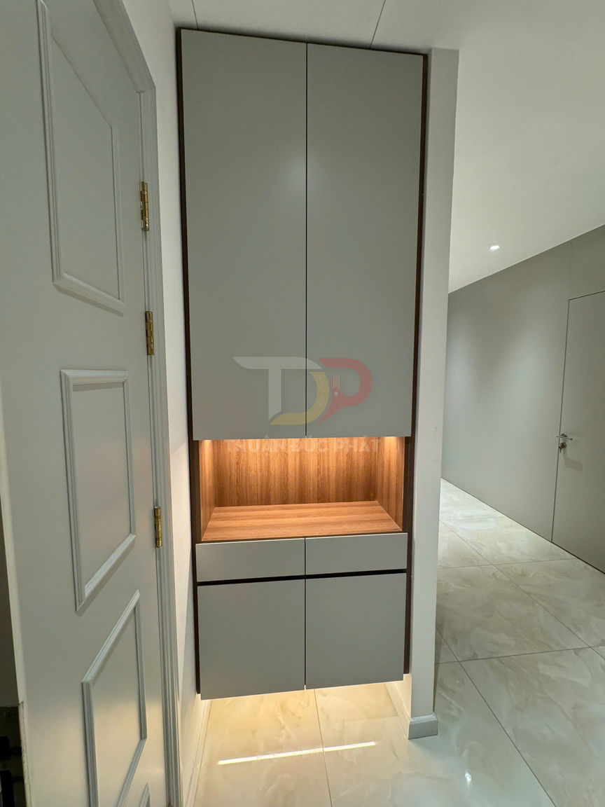 Tủ gỗ âm tường hiện đại màu trắng có kệ trang trí ốp gỗ và đèn LED trong hành lang nhà