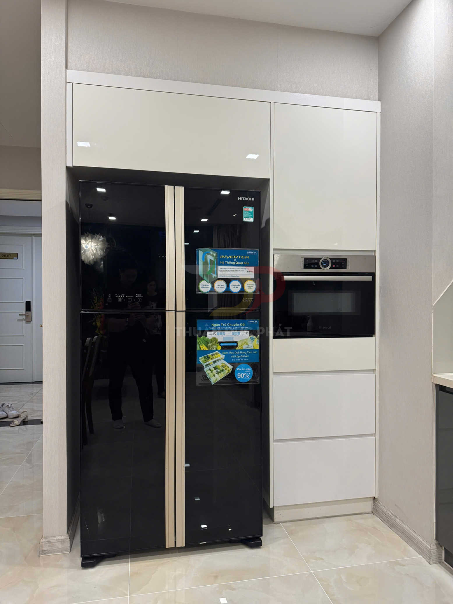 Tủ lạnh Hitachi cửa đôi màu đen âm tủ trong không gian bếp hiện đại