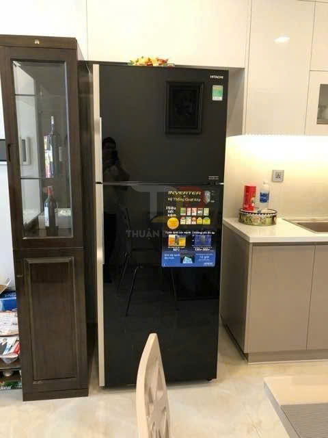 Tủ lạnh Hitachi Inverter màu đen hai cửa đặt trong căn bếp hiện đại