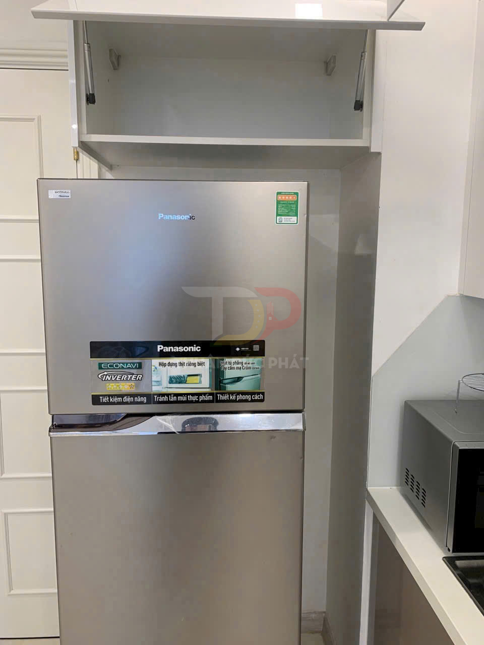 Tủ lạnh Panasonic Inverter màu bạc đặt trong bếp cạnh lò vi sóng