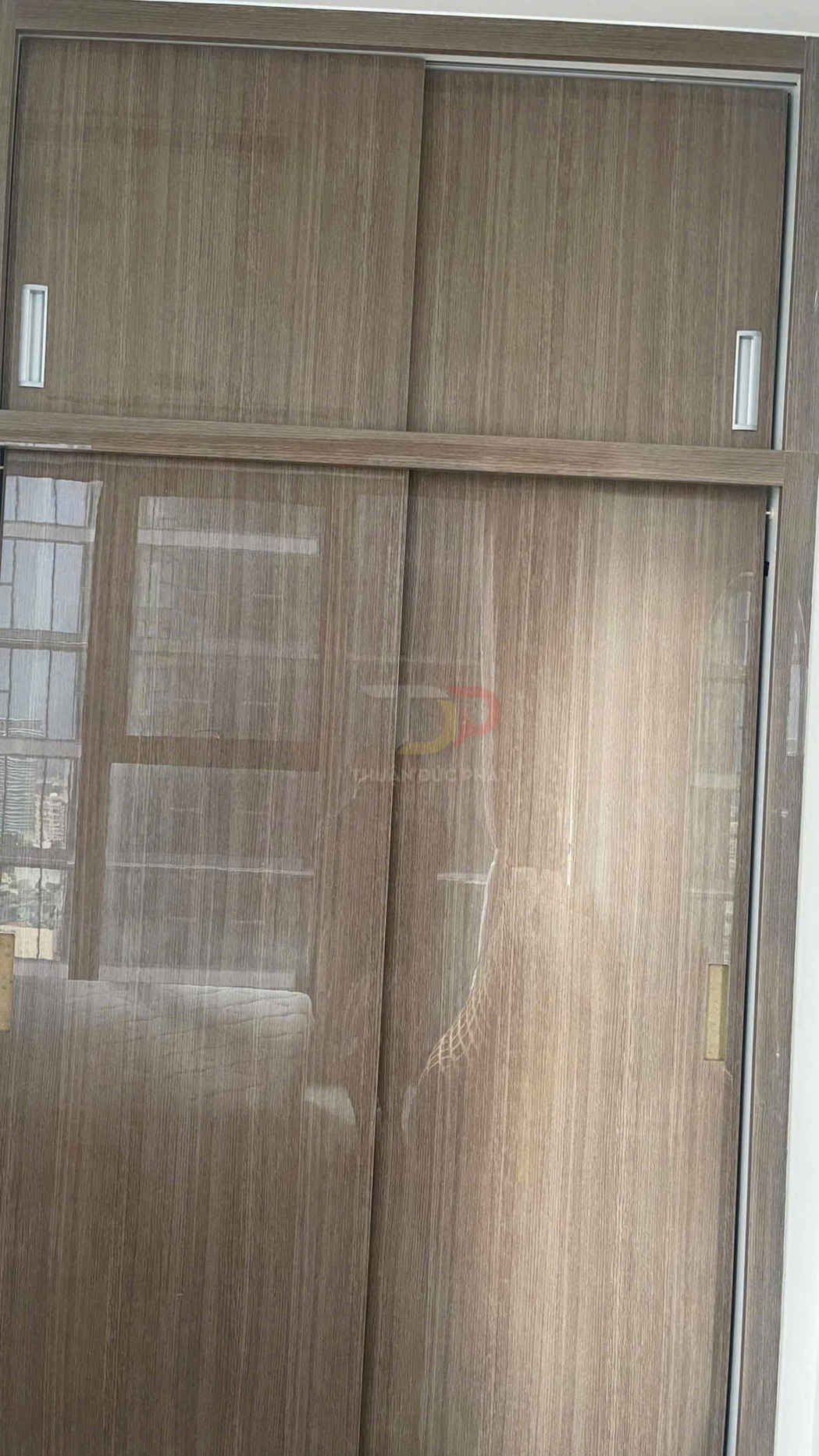 Tủ quần áo gỗ cửa lùa màu nâu hiện đại sát trần trong phòng ngủ căn hộ