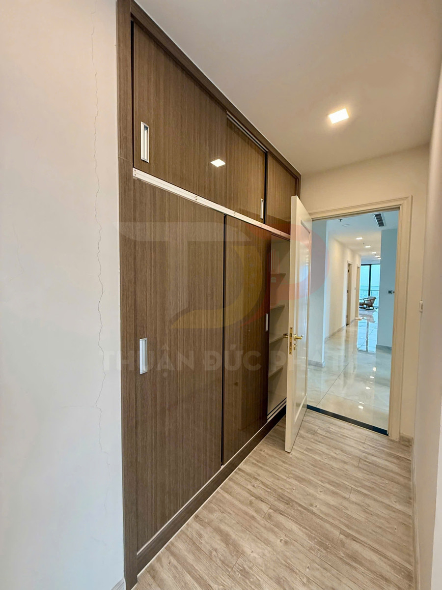 Tủ quần áo âm tường cửa lùa gỗ công nghiệp trong hành lang căn hộ hiện đại