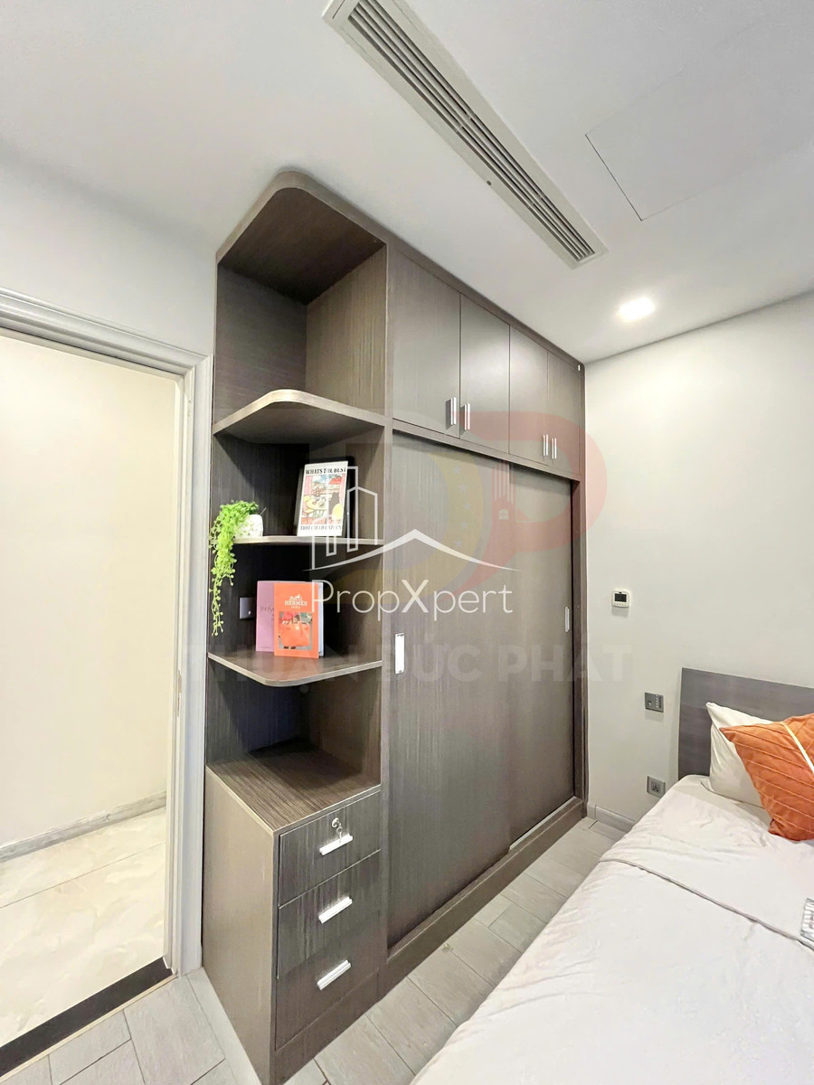 Tủ quần áo gỗ âm tường màu nâu có kệ trang trí và ngăn kéo cạnh giường ngủ hiện đại