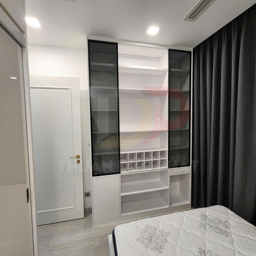 Tủ kệ gỗ phòng ngủ màu trắng cửa kính đen nhiều ngăn kết hợp kệ rượu cạnh giường ngủ hiện đại