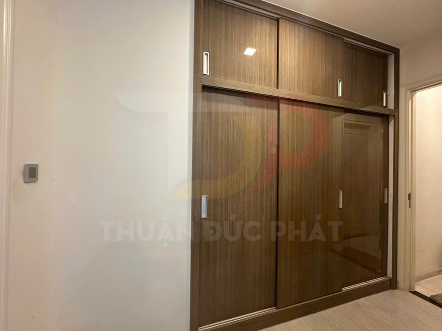 Tủ quần áo âm tường cửa lùa gỗ công nghiệp màu nâu trong phòng ngủ hiện đại