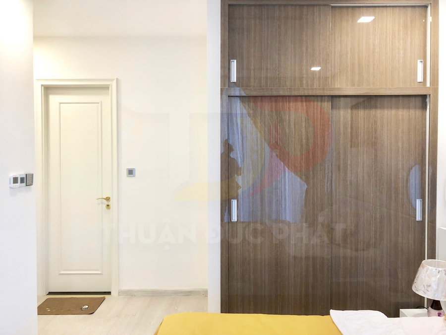 Tủ quần áo cửa lùa gỗ công nghiệp màu nâu trong phòng ngủ hiện đại