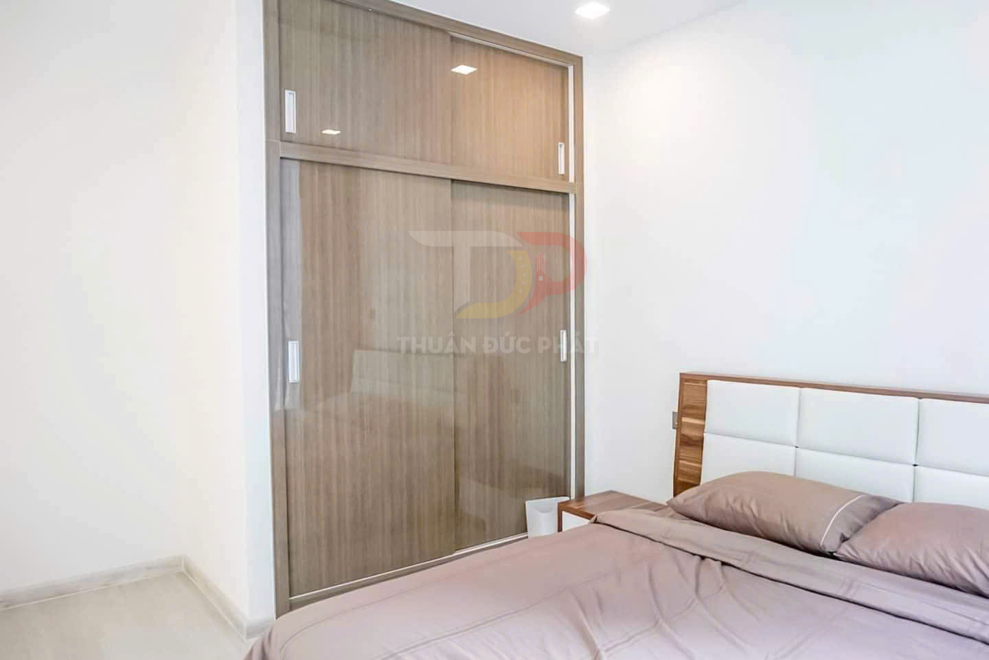 Tủ quần áo cửa lùa gỗ công nghiệp màu nâu trong phòng ngủ hiện đại cạnh giường bọc nệm