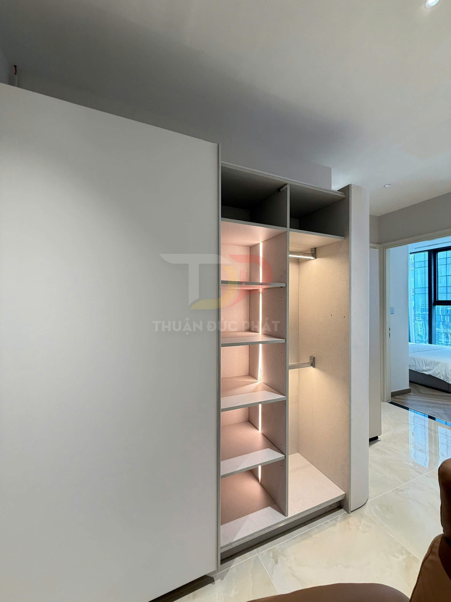 Cho Thuê Căn Hộ Vinhomes Golden River Lux 6, 2 Phòng Ngủ, Full Nội Thất, View Nội Khu Về A1