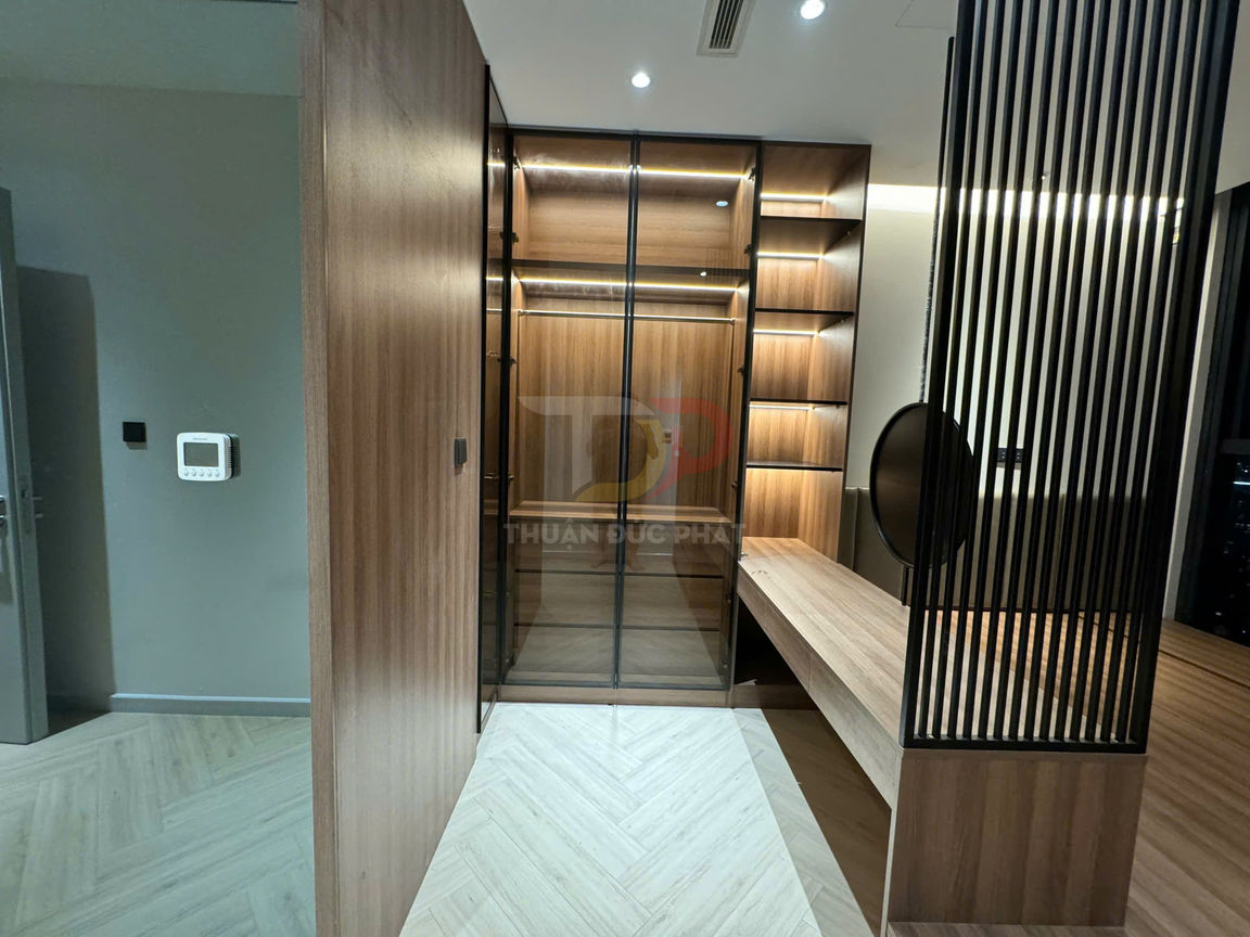 Tủ quần áo gỗ hiện đại cửa kính trượt kèm kệ trang trí và bàn gỗ trong phòng ngủ sang trọng