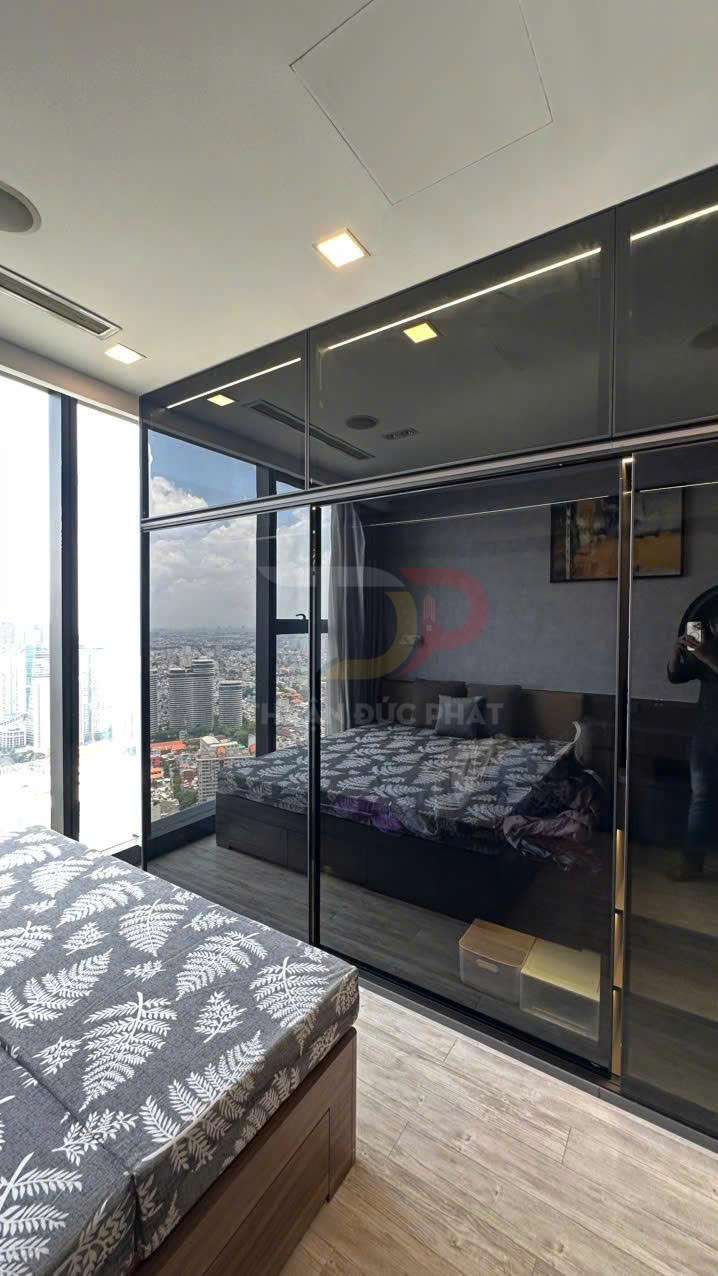 Cho thuê căn hộ Vinhomes Golden River Aqua 2 diện tích 72 mét vuông, 2 phòng ngủ, nội thất đầy đủ, view thành phố và Landmark 81