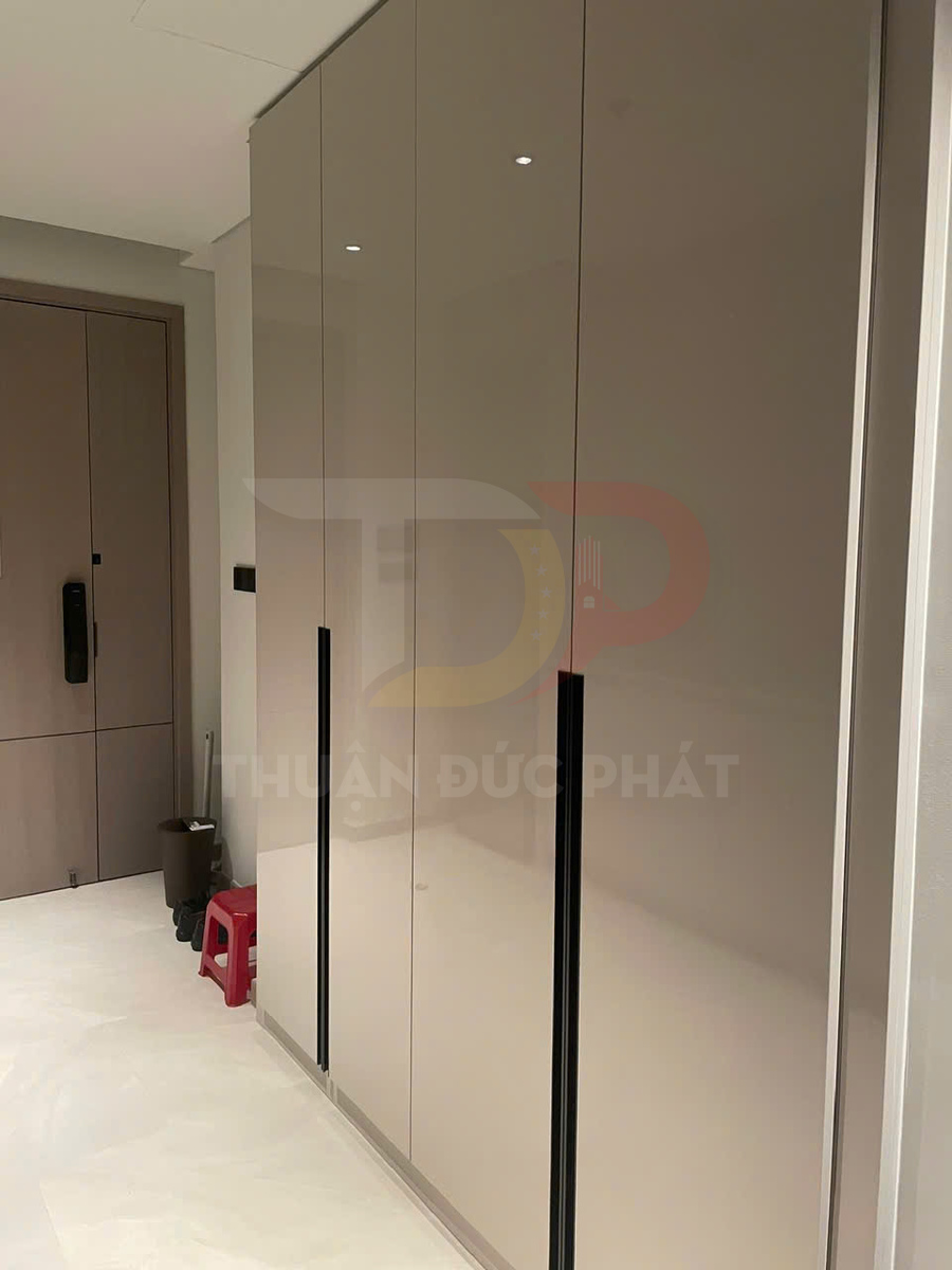 Tủ quần áo âm tường cửa phẳng màu kem tay nắm đen trong hành lang căn hộ hiện đại