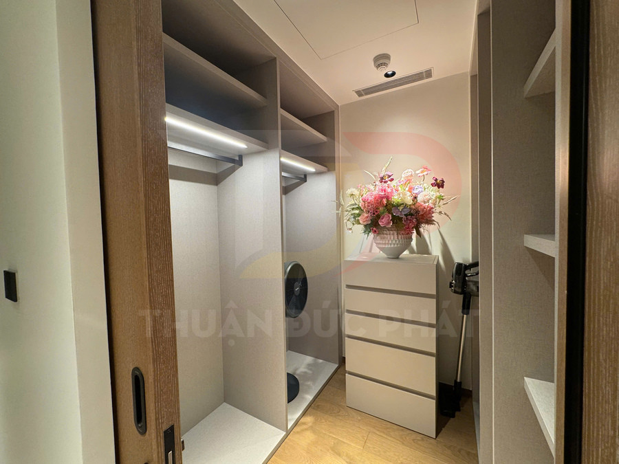 Tủ quần áo âm tường hiện đại với ngăn kệ gỗ, đèn led và tủ ngăn kéo trang trí bình hoa