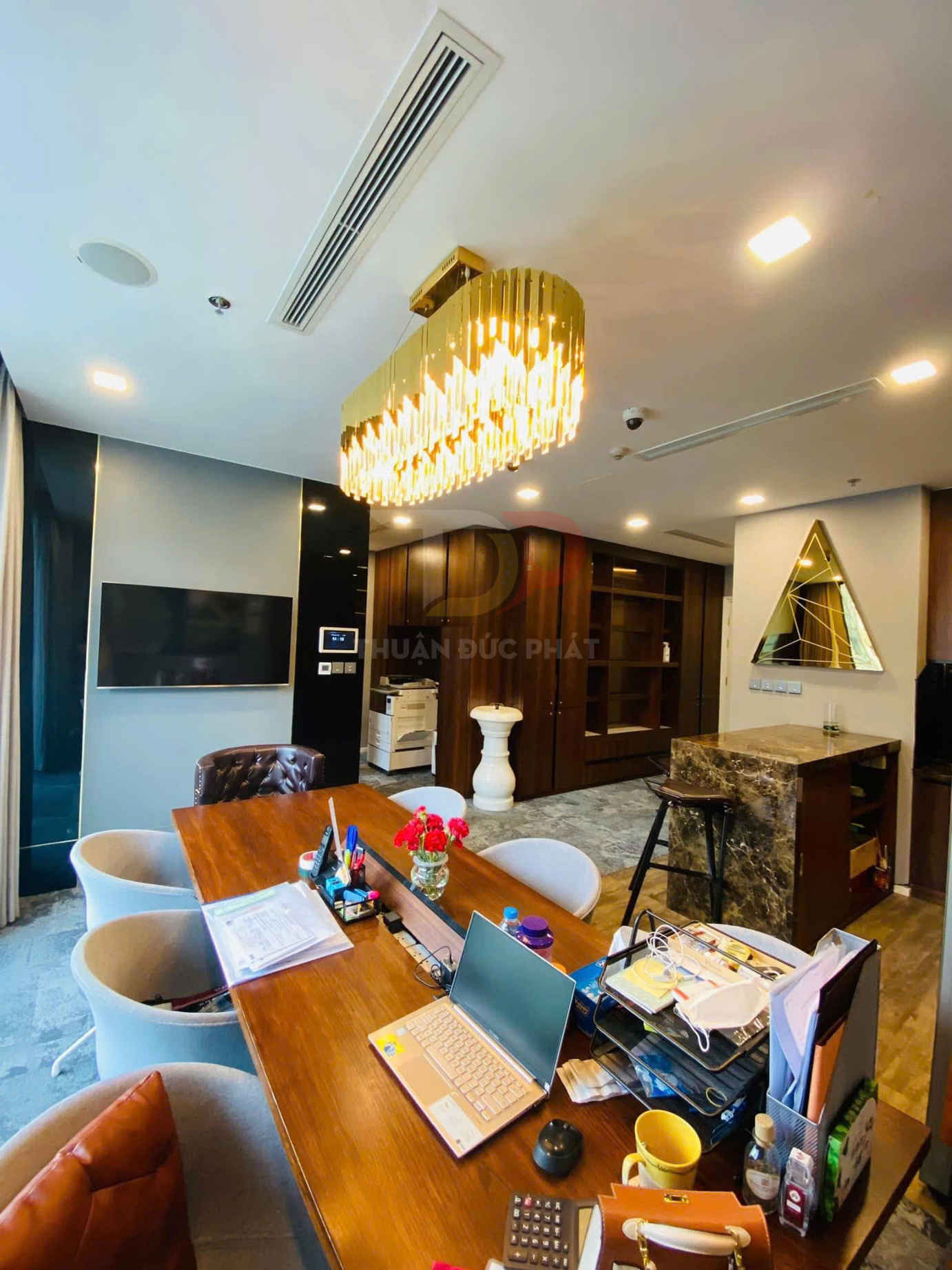 Cho thuê căn hộ Vinhomes Golden River Lux 6 full nội thất setup văn phòng 2 phòng ngủ giá tốt vào ở ngay