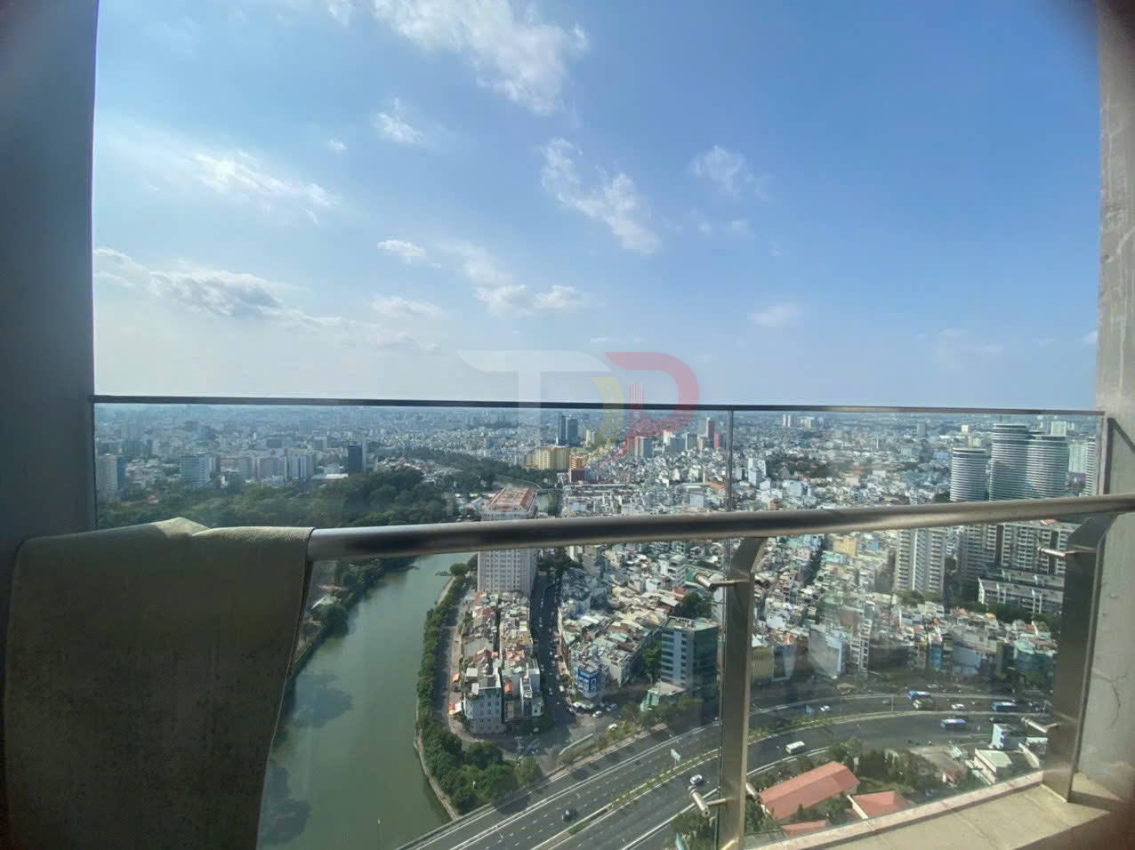 Cho thuê căn hộ Vinhomes Golden River Aqua 1 căn 1 phòng ngủ 2 ban công view Thảo Cầm Viên và toàn cảnh thành phố, full nội thất, trống sẵn ngày 15/04/2026