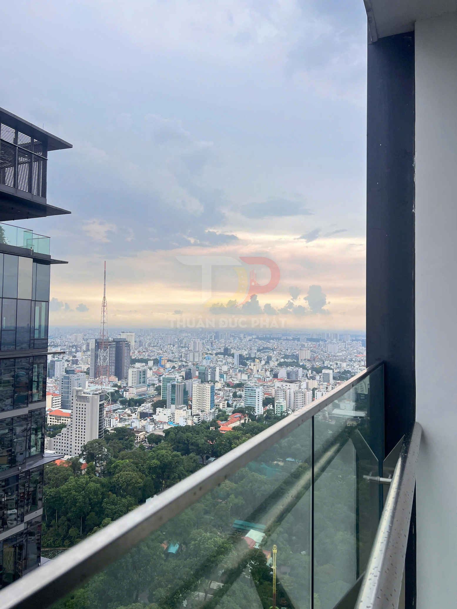 Bán căn hộ Vinhomes Golden River Lux 6 2 phòng ngủ 76,8 m2 full nội thất view nội khu xéo sông Thảo Cầm Viên