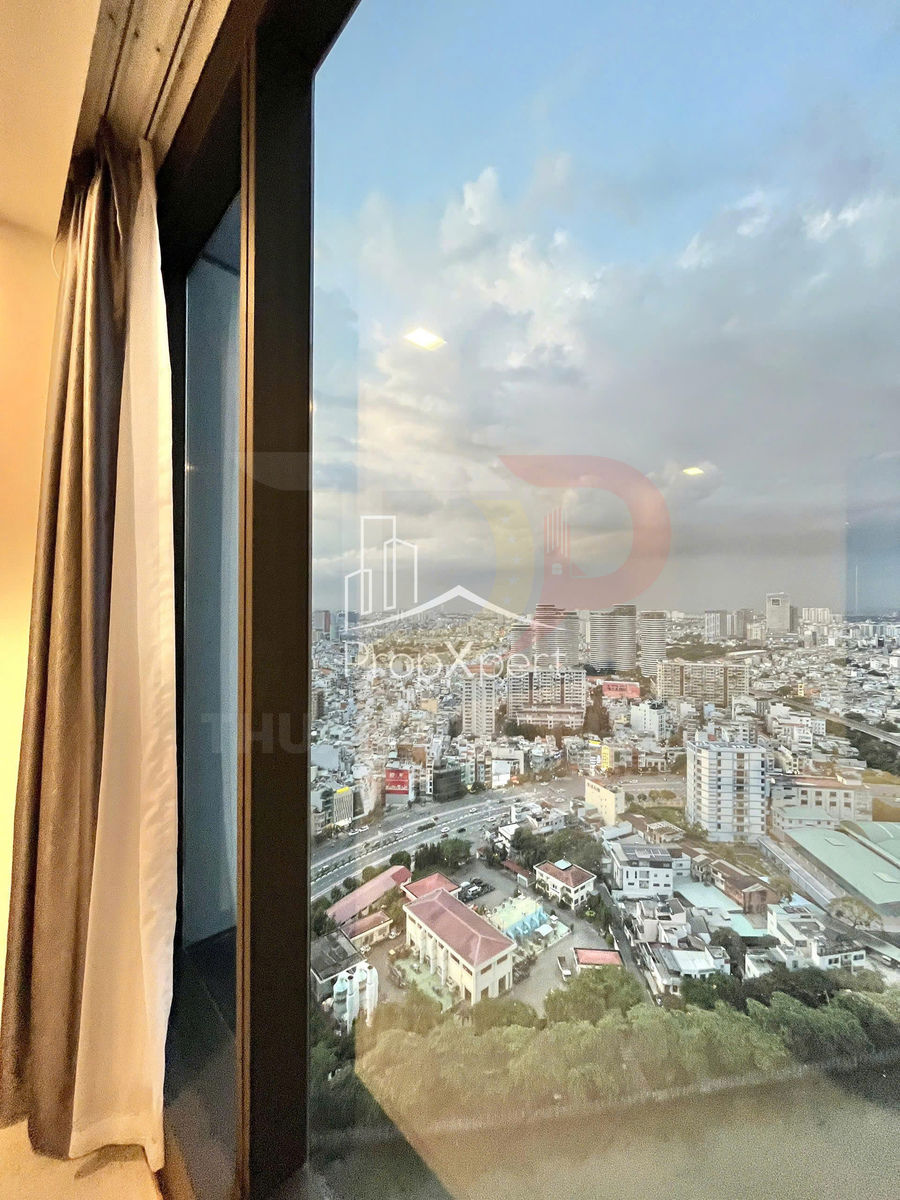 Cửa sổ kính lớn căn hộ cao cấp với rèm, nhìn toàn cảnh thành phố đông đúc lúc hoàng hôn