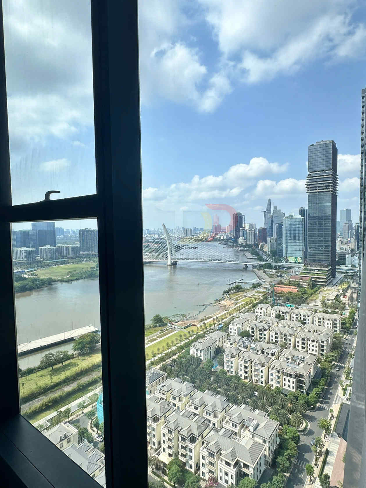 Cho thuê căn hộ Aqua 1 Vinhomes Golden River 2 phòng ngủ full nội thất view trực diện sông và Bitexco giá 33 triệu net
