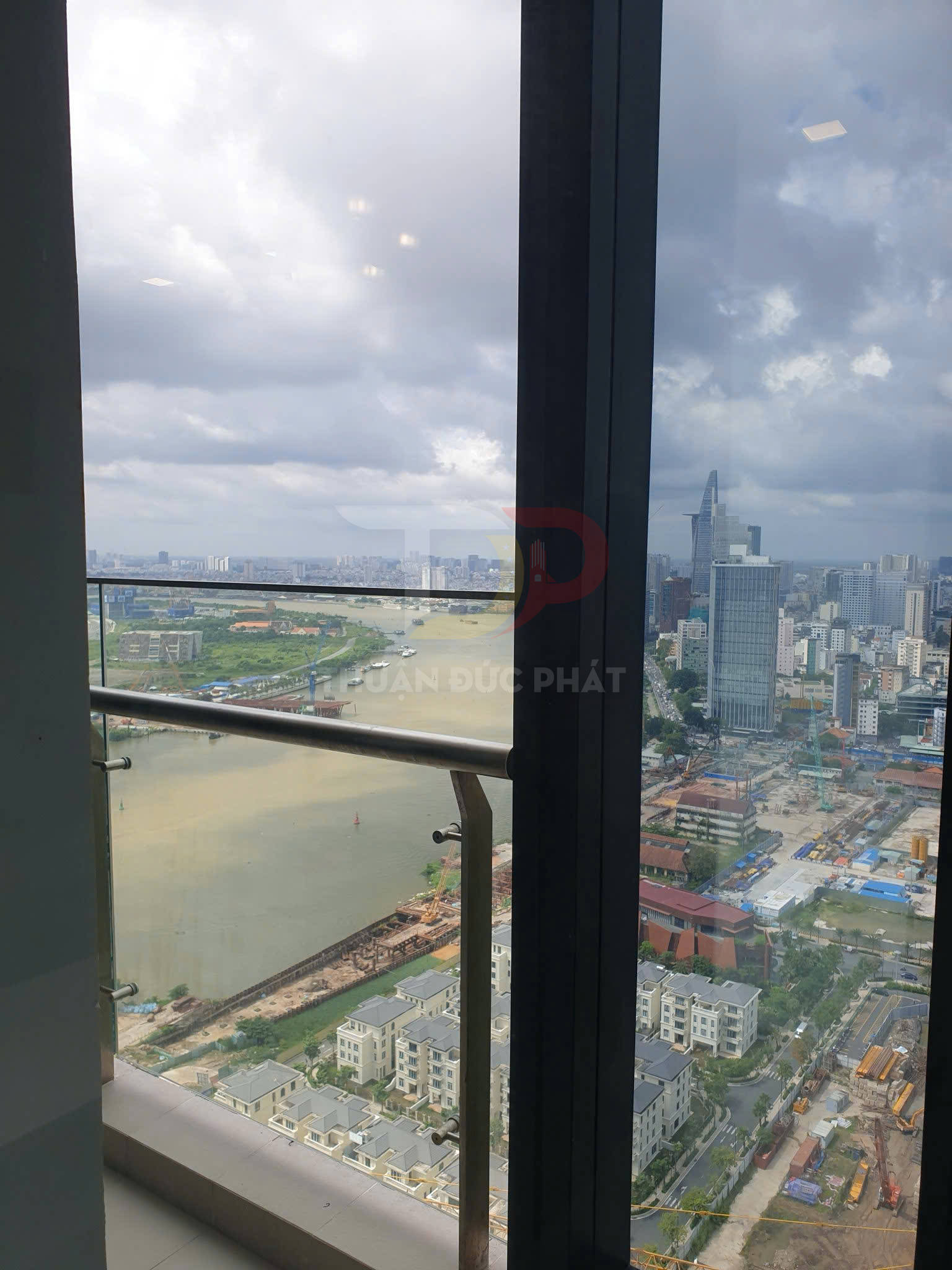 Bán căn hộ một phòng ngủ Vinhomes Golden River Lux 6 diện tích 50,7 mét vuông full nội thất view Bitexco và sông