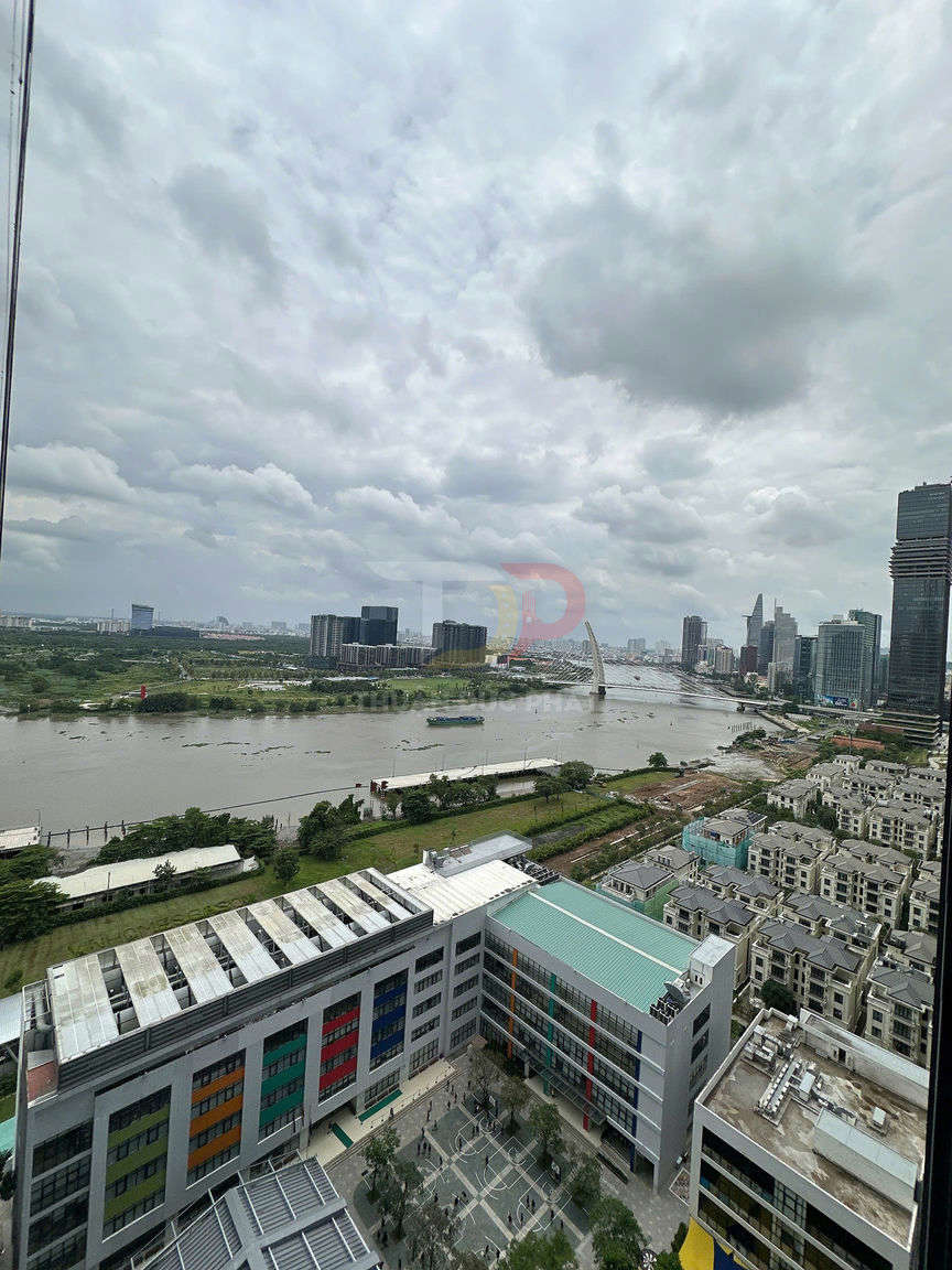 View từ trên cao khu đô thị ven sông với tòa nhà văn phòng nhiều màu và cầu bắc qua sông