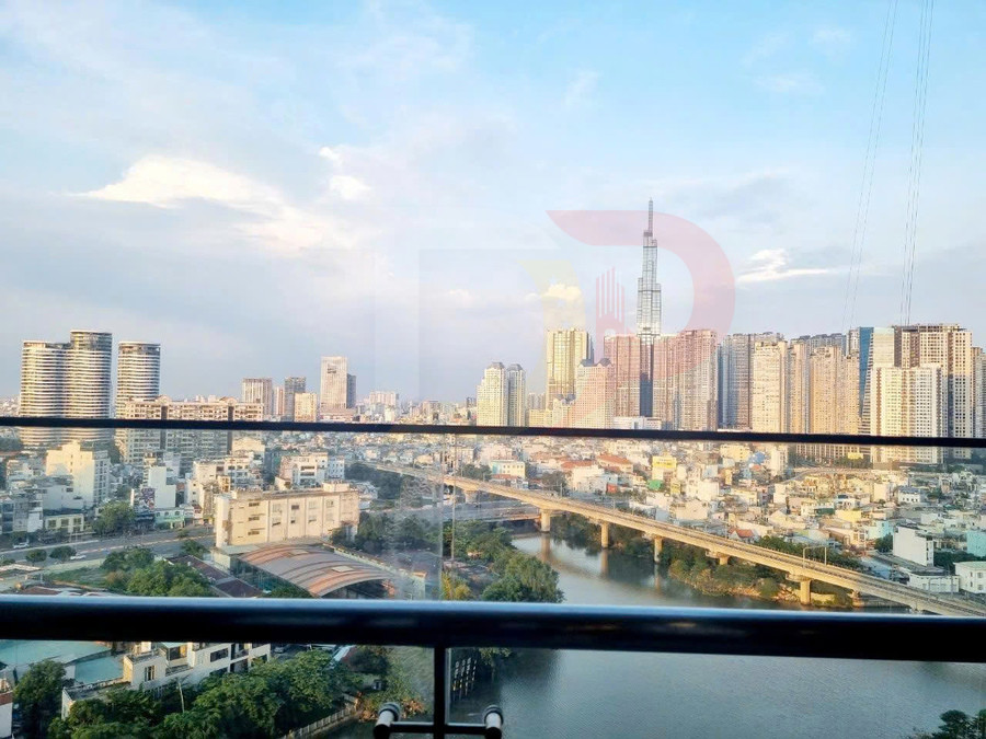 View ban công căn hộ cao cấp nhìn ra sông và khu đô thị với nhiều tòa nhà cao tầng