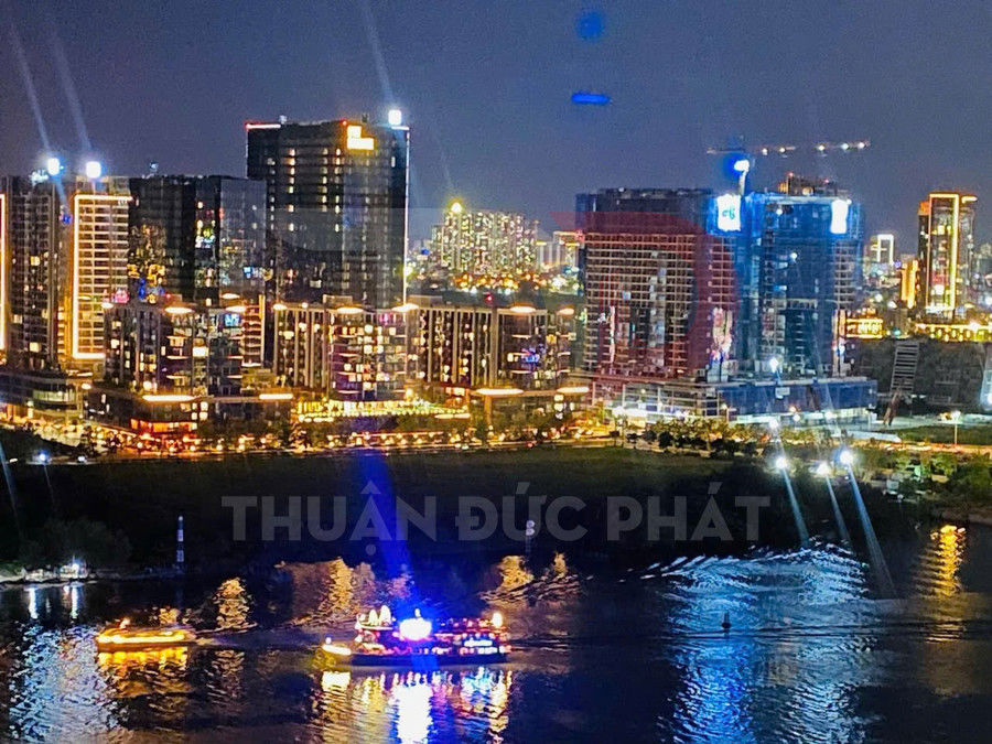 Cho thuê căn hộ Vinhomes Golden River Lux 6 3 phòng ngủ view sông và Bitexco full nội thất cao cấp tại Quận 1