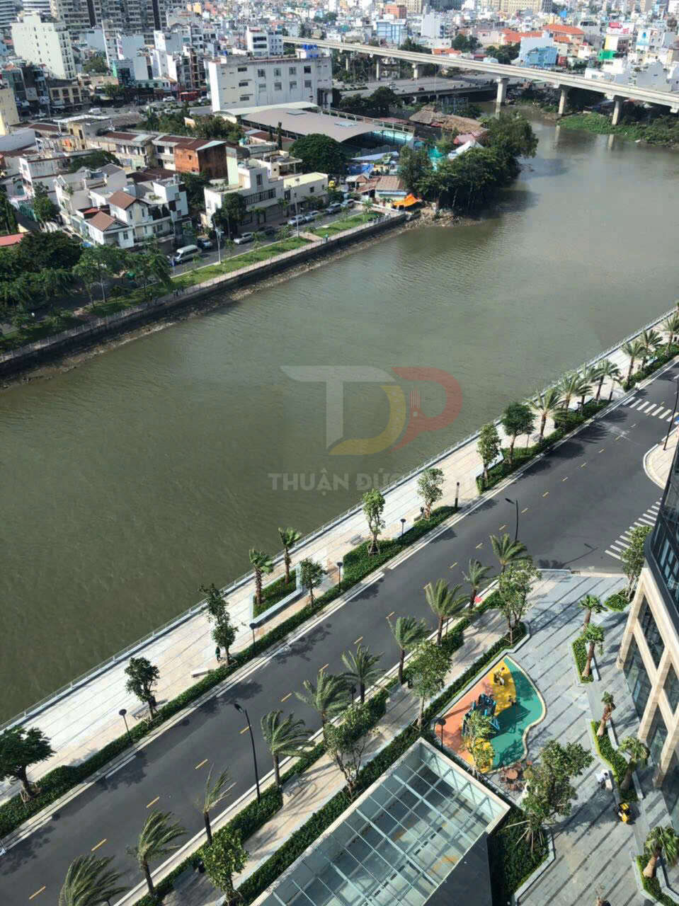 Cho thuê căn hộ Vinhomes Golden River Aqua 1 full nội thất 2 phòng ngủ 83m2 view thành phố và Landmark 81 giá 44 triệu bao thuế