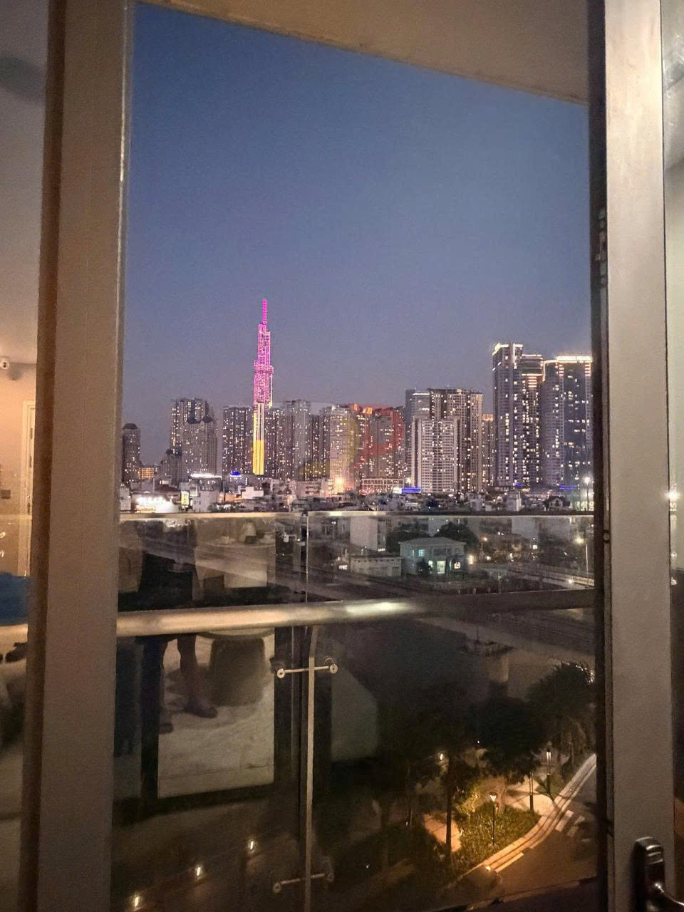 Cho thuê căn hộ Vinhomes Golden River Aqua 4 full nội thất cao cấp, 2 phòng ngủ view sông Landmark 81 giá 33 triệu net