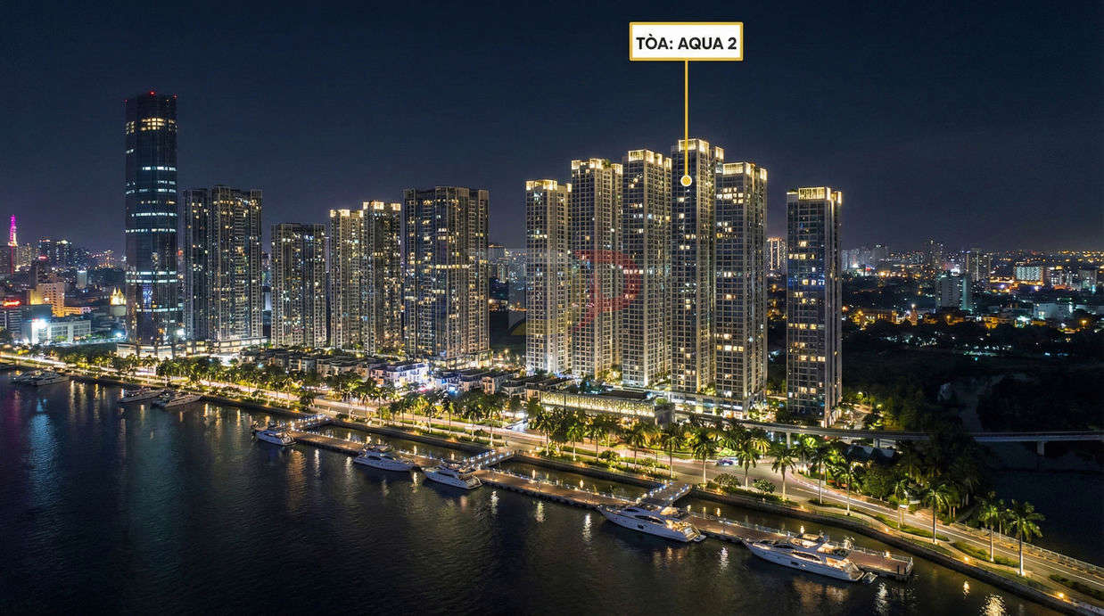 Tòa căn hộ Aqua 2 trong khu chung cư cao cấp ven sông về đêm với bến du thuyền sáng đèn